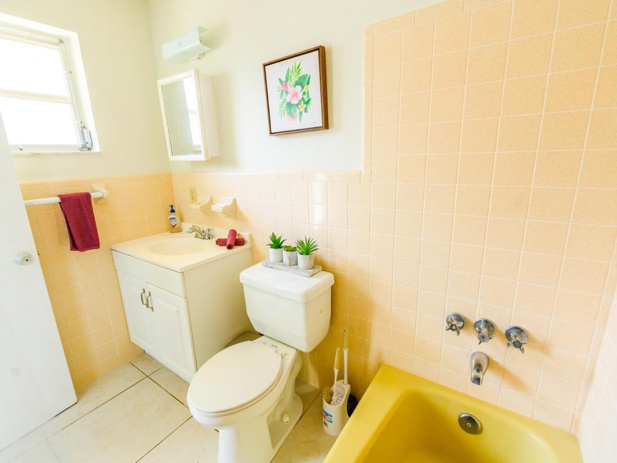 Beautiful Old Apartment With Beach Gear ฟอร์ต ลอเดอร์เดล ภายนอก รูปภาพ