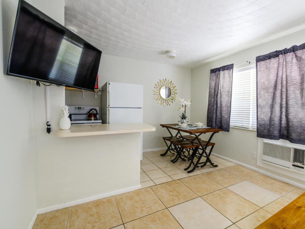 Beautiful Old Apartment With Beach Gear ฟอร์ต ลอเดอร์เดล ภายนอก รูปภาพ